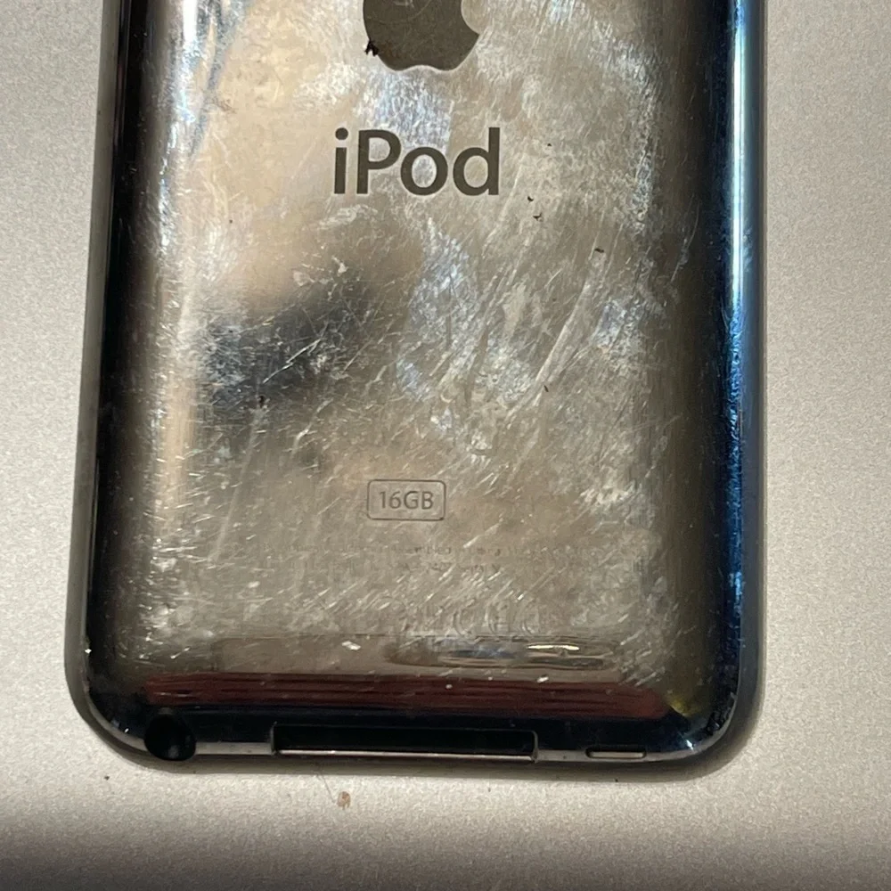 Vintage Apple Bundle: iPad 2 & iPod Touch 4th Gen (16GB) – AS-IS